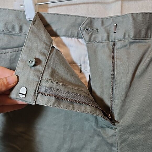 Lands End Olive Green Women's Olive Green Mid Rise Bermuda Length Shorts Size 16 - Picture 2 of 10